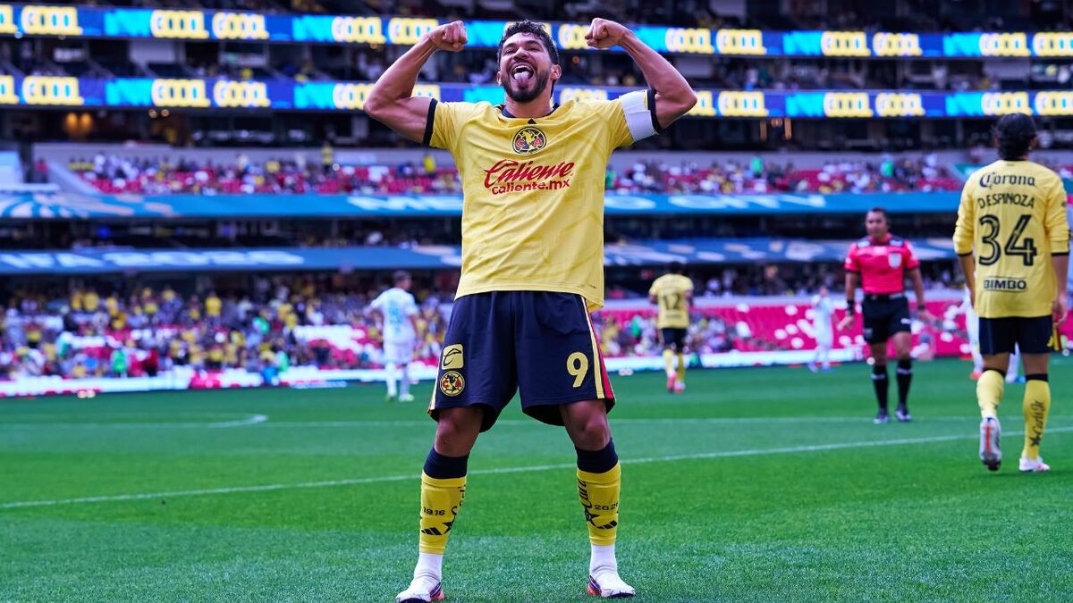 Henry Martín celebra un gol con el América