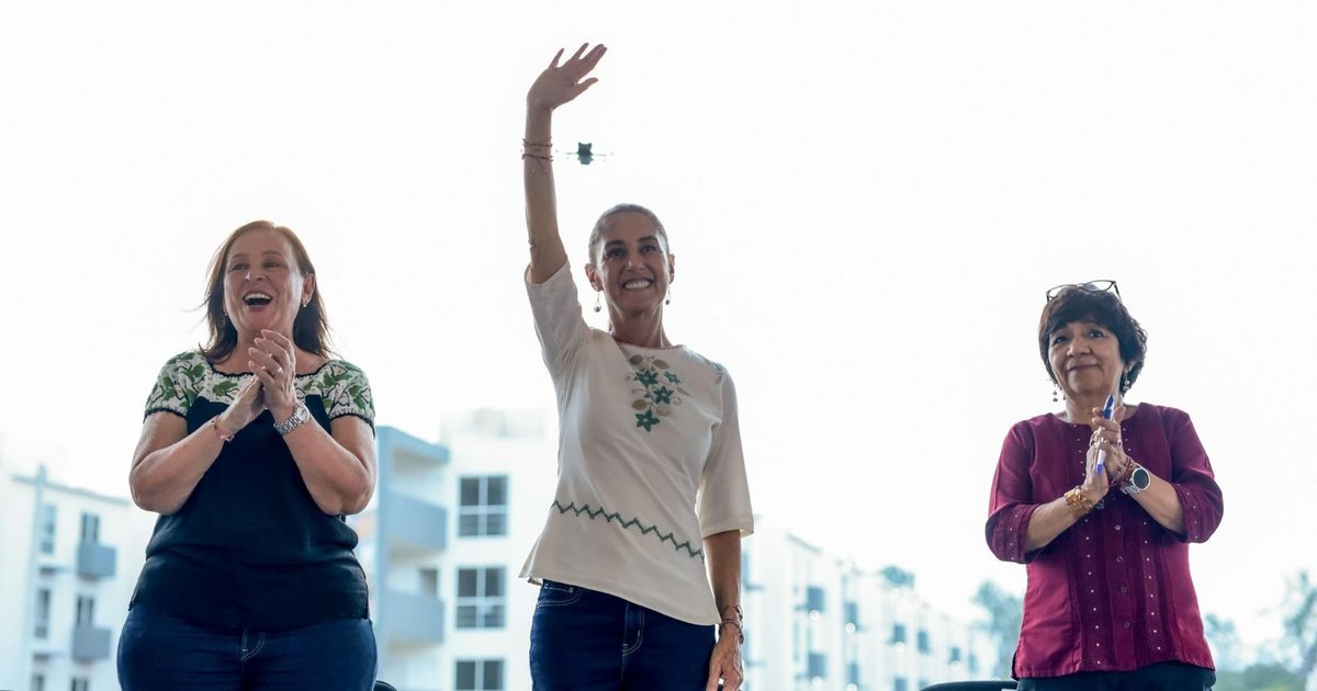 La presidenta Claudia Sheinbaum saluda durante un evento en Veracruz