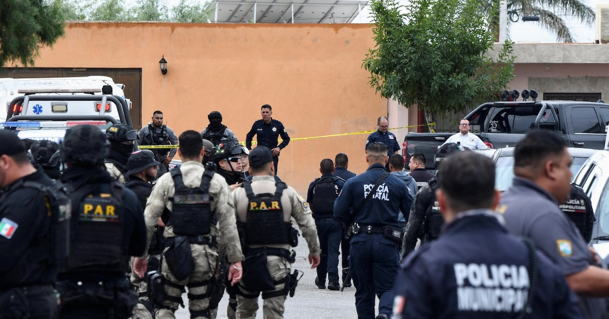 Policías municipales y estatales afuera de una escuela