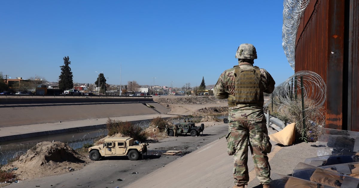 Un soldado estadounidense vigila junto al muro fronterizo